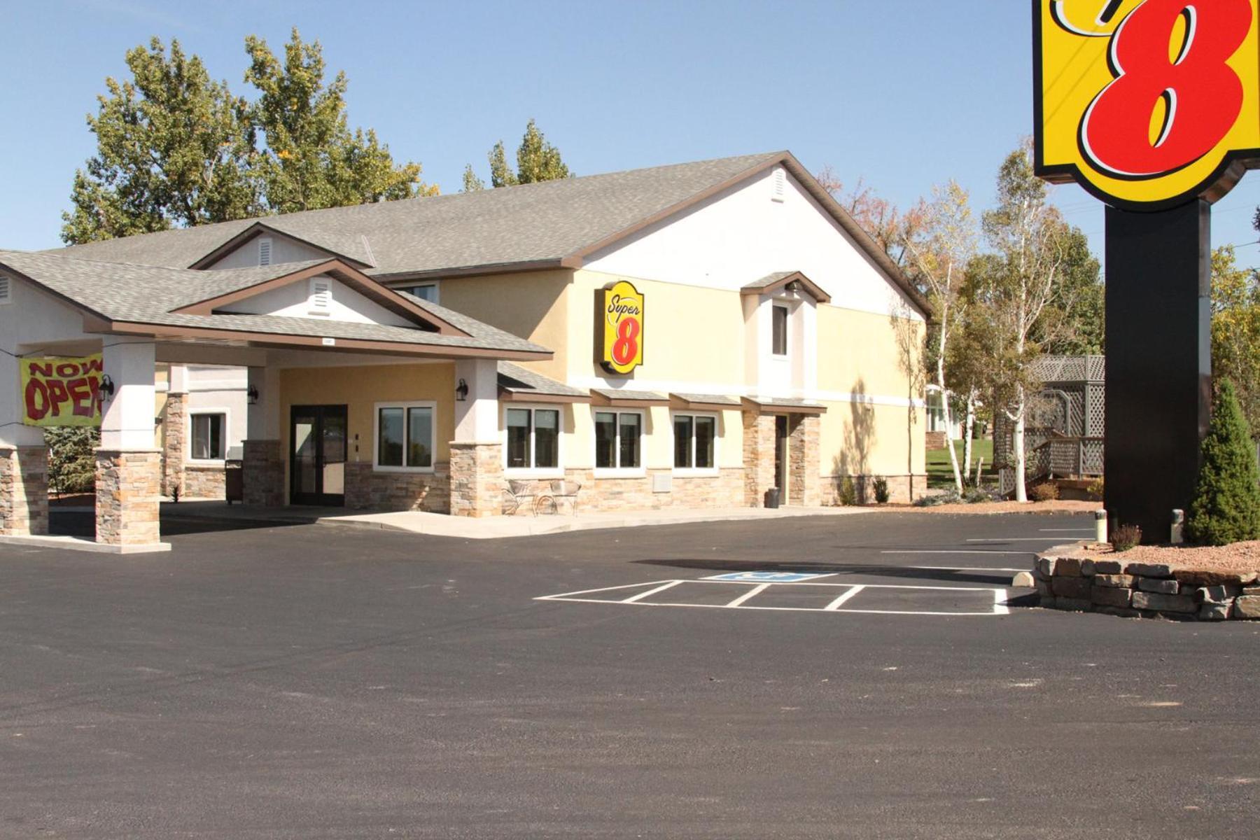 Super 8 By Wyndham Montrose Motel Bagian luar foto