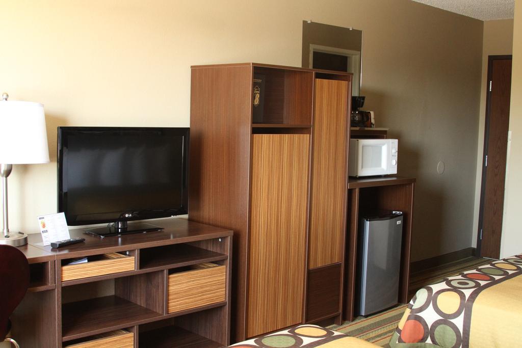 Super 8 By Wyndham Montrose Motel Bagian luar foto
